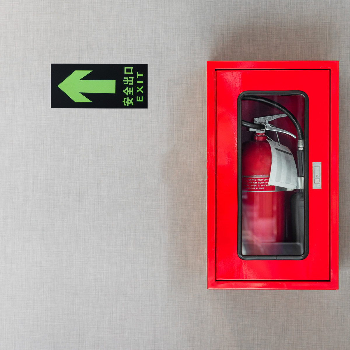 Emergency Exit Sign - Set di 8 Adesivi Luminosi per